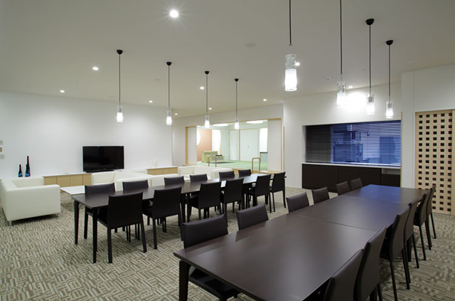 やわらぎ斎場厚別西親族控室（リビング・ダイニング）札幌市厚別区葬儀葬式法要画像イメージ
