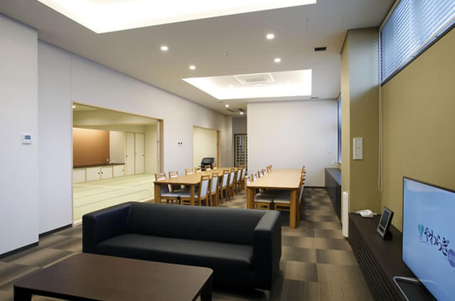 やわらぎ斎場恵庭親族控室（リビング・ダイニング）恵庭市有明町葬儀葬式法要画像イメージ
