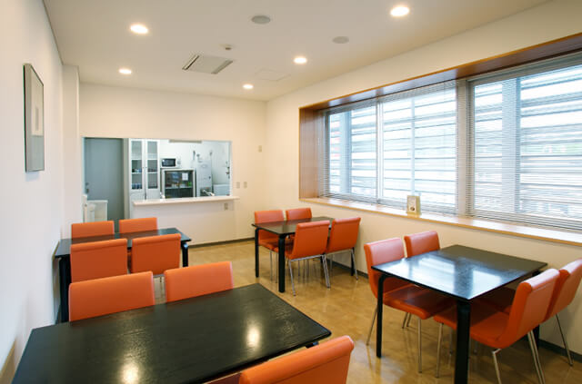 やわらぎ斎場川沿親族控室（ダイニング）札幌市南区葬儀葬式法要画像イメージ
