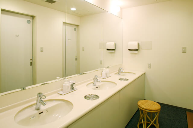 やわらぎ斎場川沿親族控室（洗面室）札幌市南区葬儀葬式法要画像イメージ
