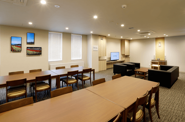 やわらぎ斎場屯田親族控室（リビング・ダイニング）札幌北区屯田葬儀葬式法要画像イメージ

