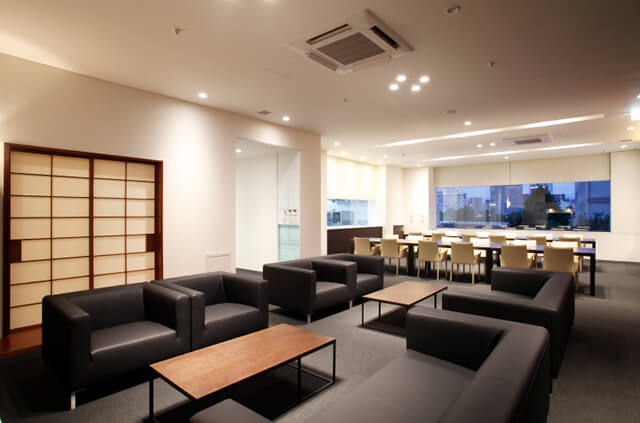 やわらぎ斎場豊平親族控室（リビング・ダイニング）札幌市豊平区葬儀葬式法要画像イメージ
