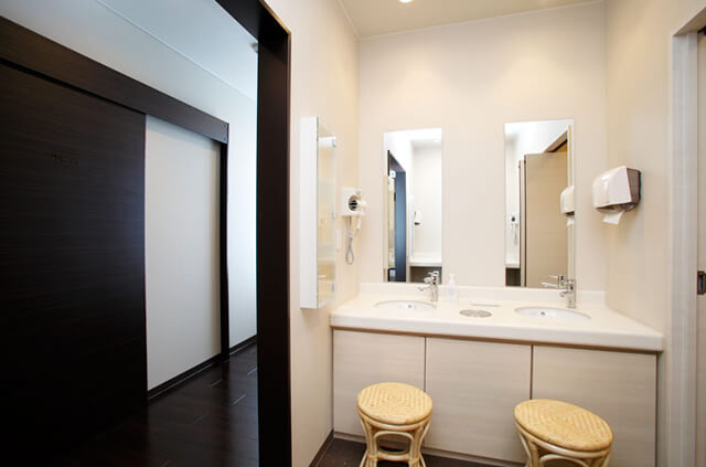 やわらぎ斎場月寒親族控室（洗面室）札幌市豊平区葬儀葬式法要画像イメージ
