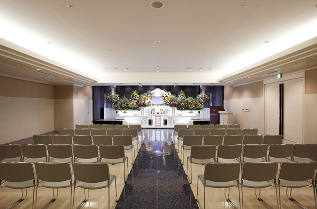 src="./images/gallery_main01.jpg" alt="やわらぎ斎場センティア28式場8階札幌市中央区葬儀葬式法要画像イメージ